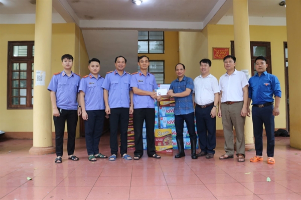 Viện KSND quận Hà Đông, quận Hai Bà Trưng, huyện Quốc Oai và Mỹ Đức ủng hộ đồng bào bị thiệt hại do cơn bão số 3